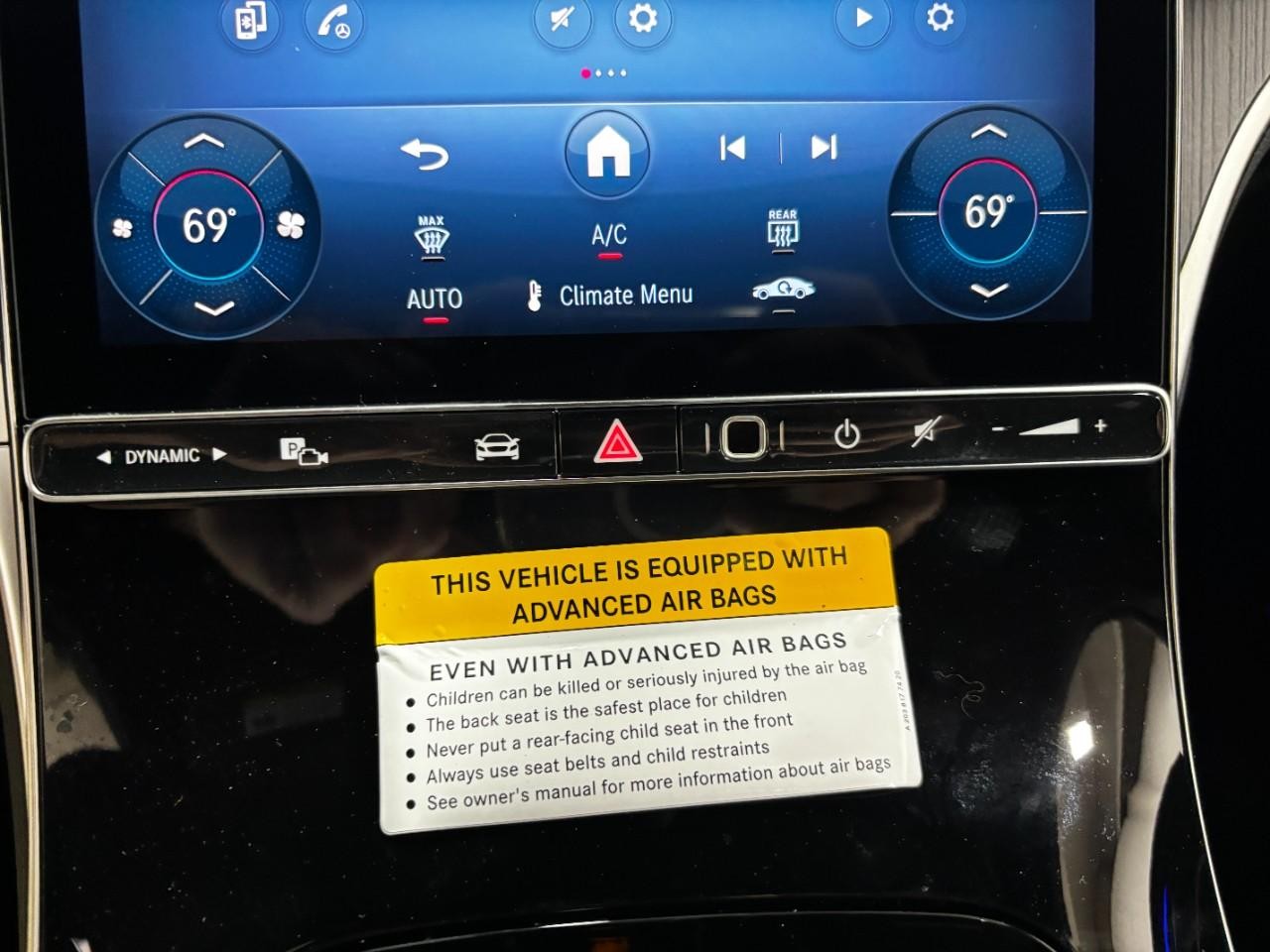 Mercedes-Benz GLC Vehicle Full-screen Gallery Image 27