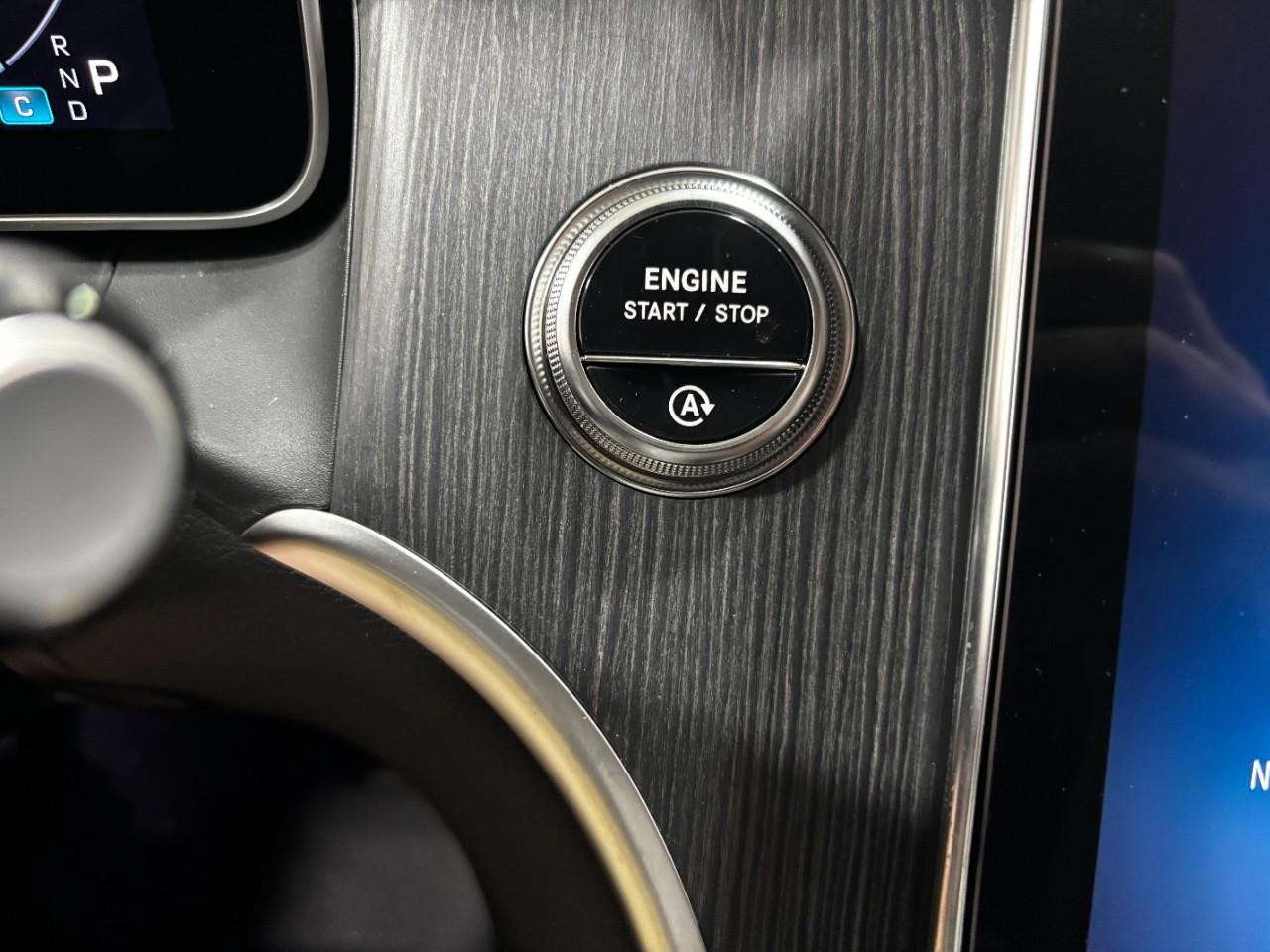 Mercedes-Benz GLC Vehicle Full-screen Gallery Image 28