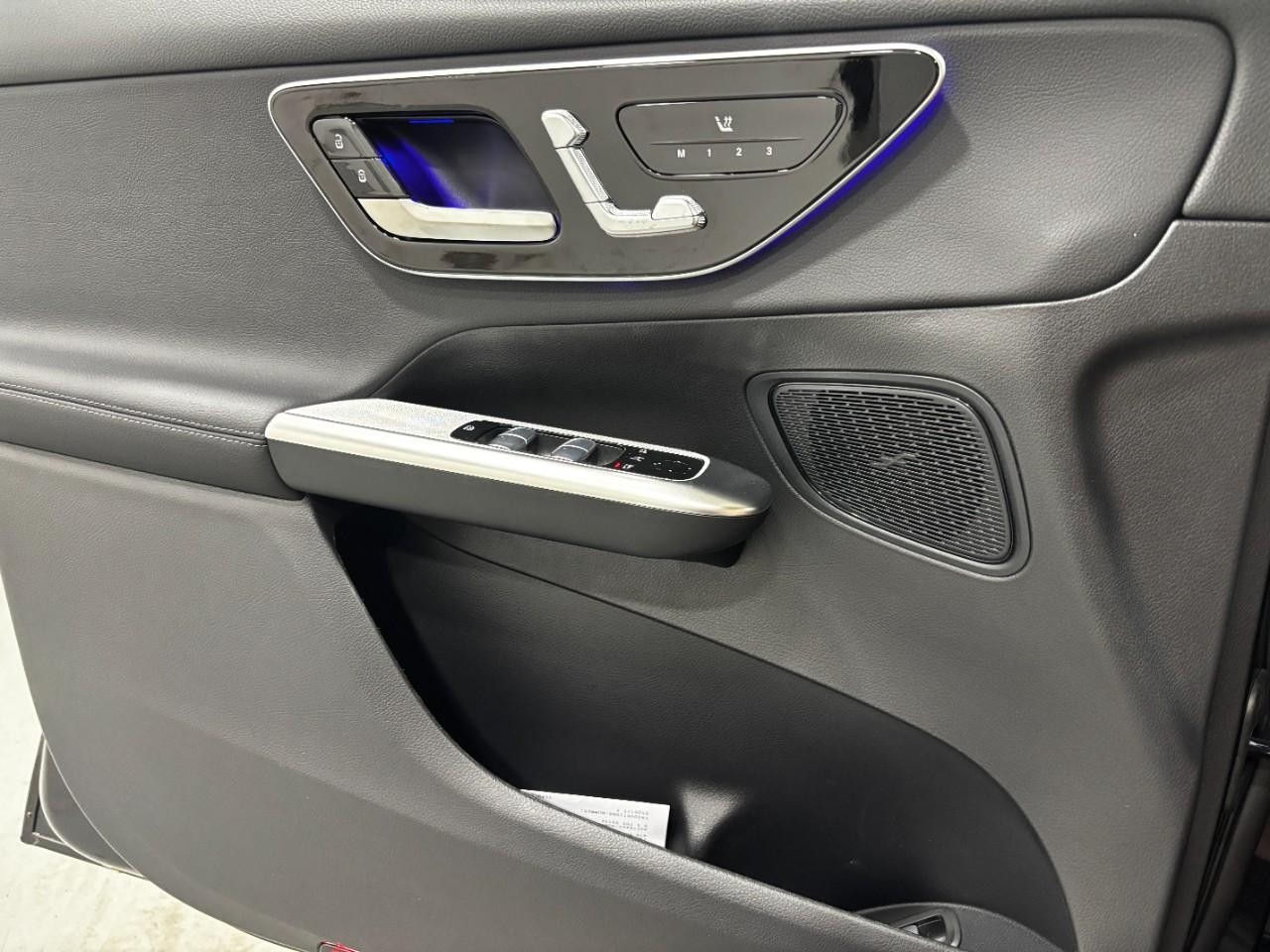 Mercedes-Benz GLC Vehicle Full-screen Gallery Image 29