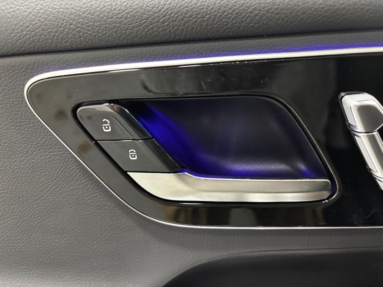 Mercedes-Benz GLC Vehicle Full-screen Gallery Image 30