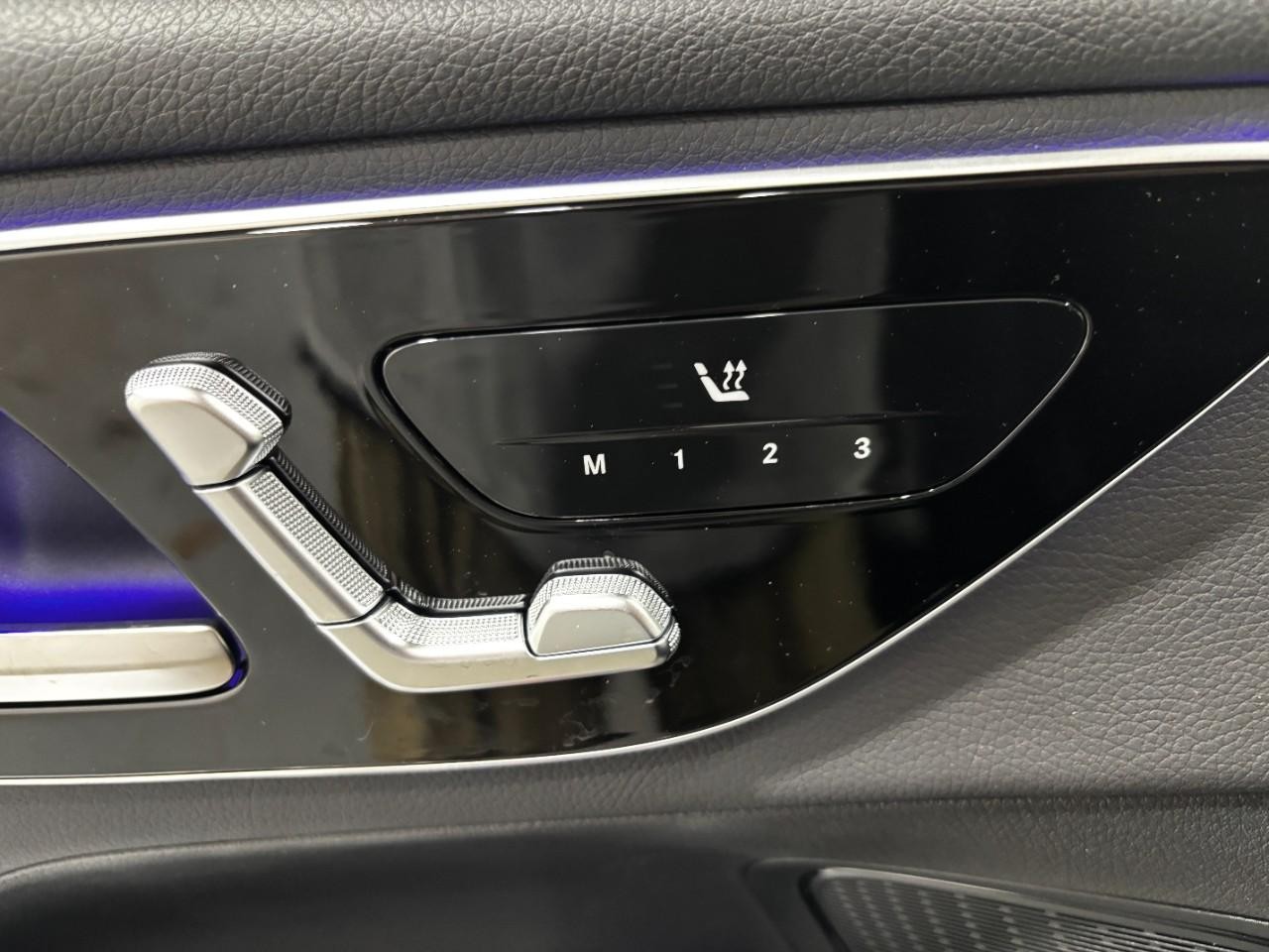 Mercedes-Benz GLC Vehicle Full-screen Gallery Image 31