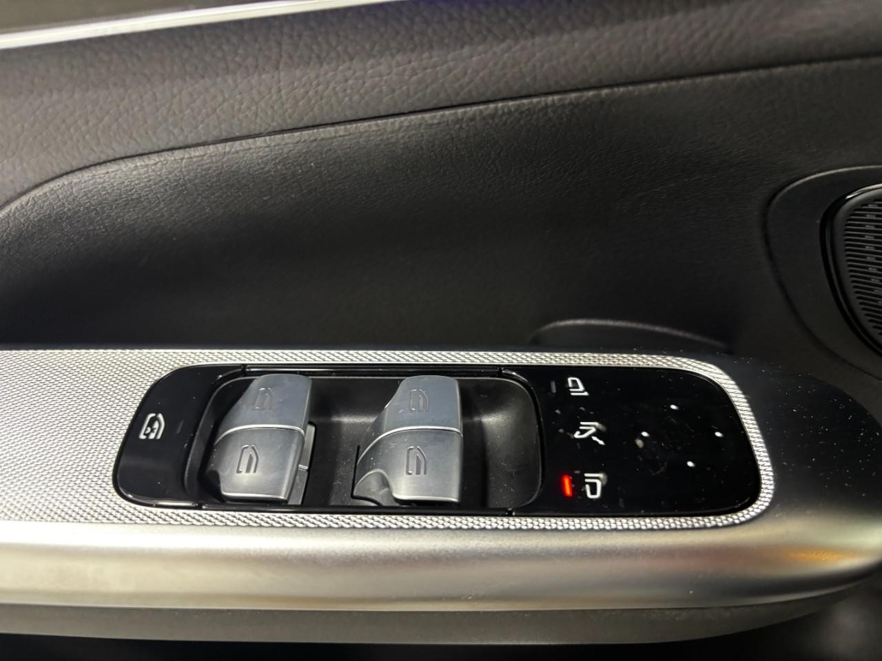 Mercedes-Benz GLC Vehicle Full-screen Gallery Image 32