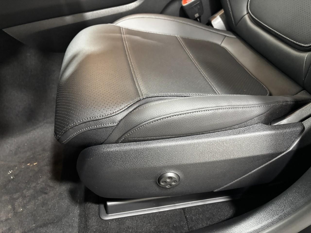 Mercedes-Benz GLC Vehicle Full-screen Gallery Image 33