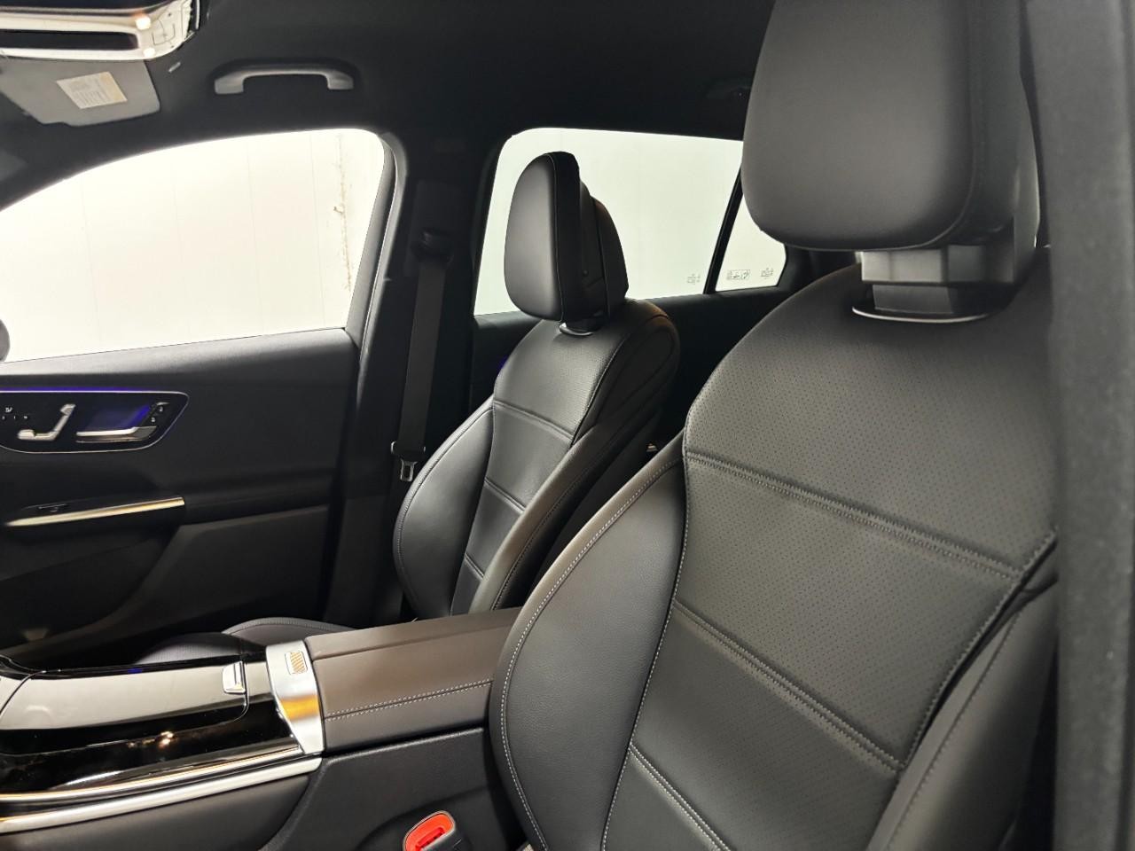 Mercedes-Benz GLC Vehicle Full-screen Gallery Image 34