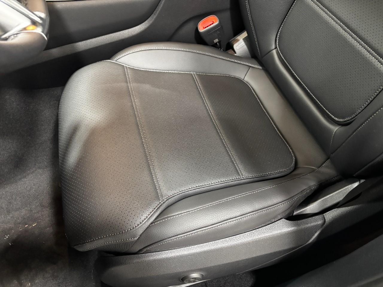 Mercedes-Benz GLC Vehicle Full-screen Gallery Image 35