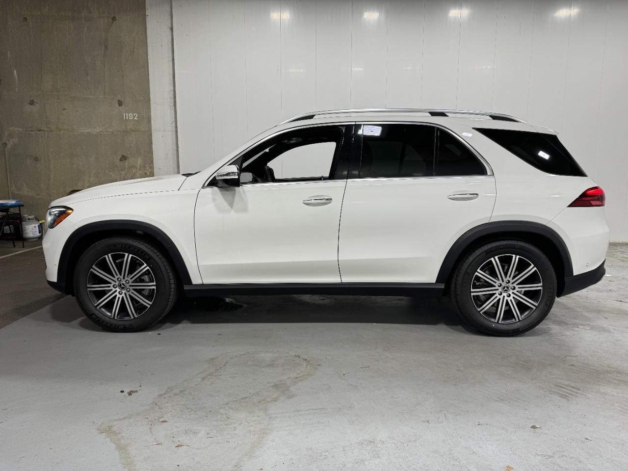 Mercedes-Benz GLE Vehicle Full-screen Gallery Image 2