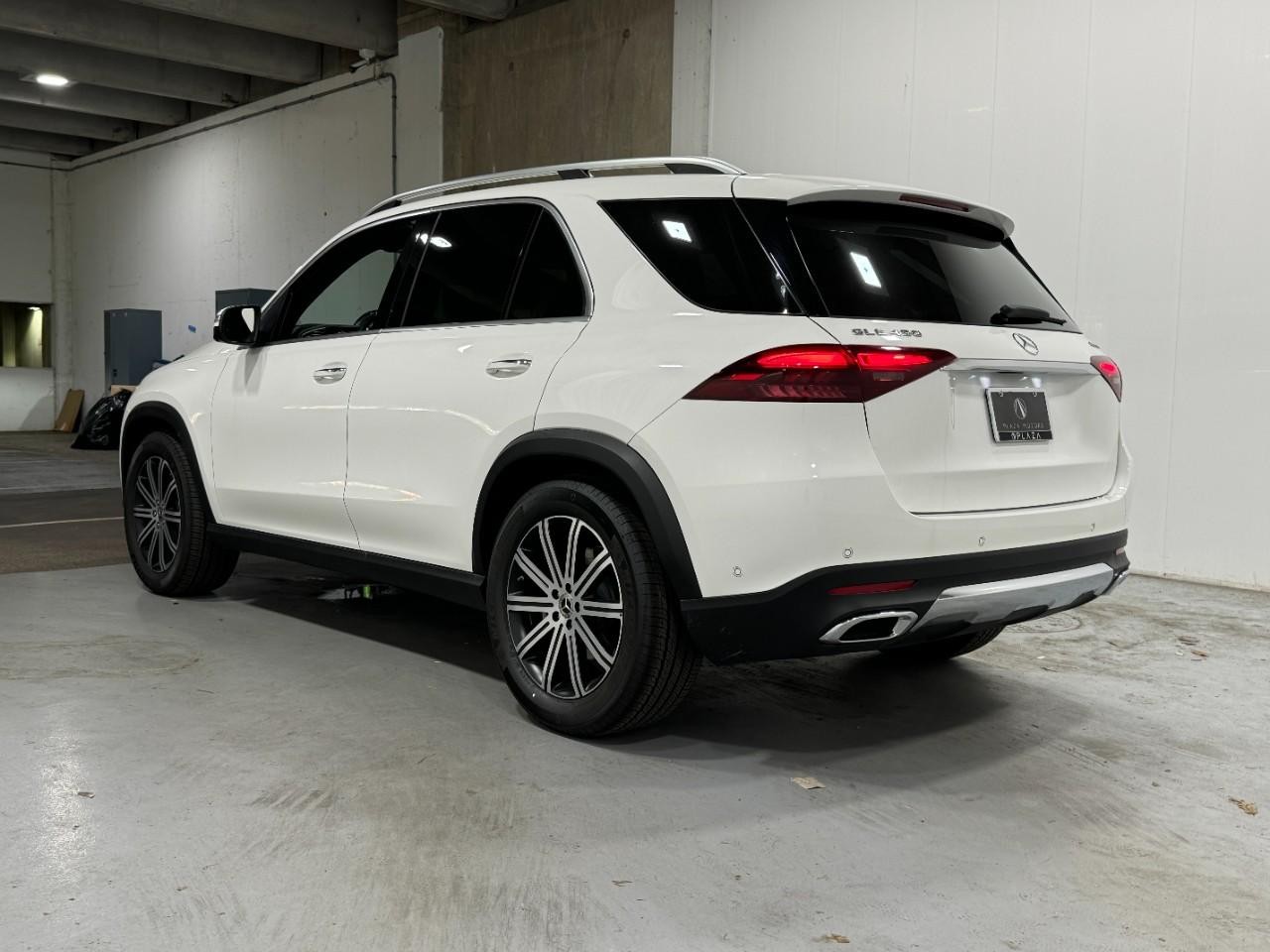 Mercedes-Benz GLE Vehicle Full-screen Gallery Image 3