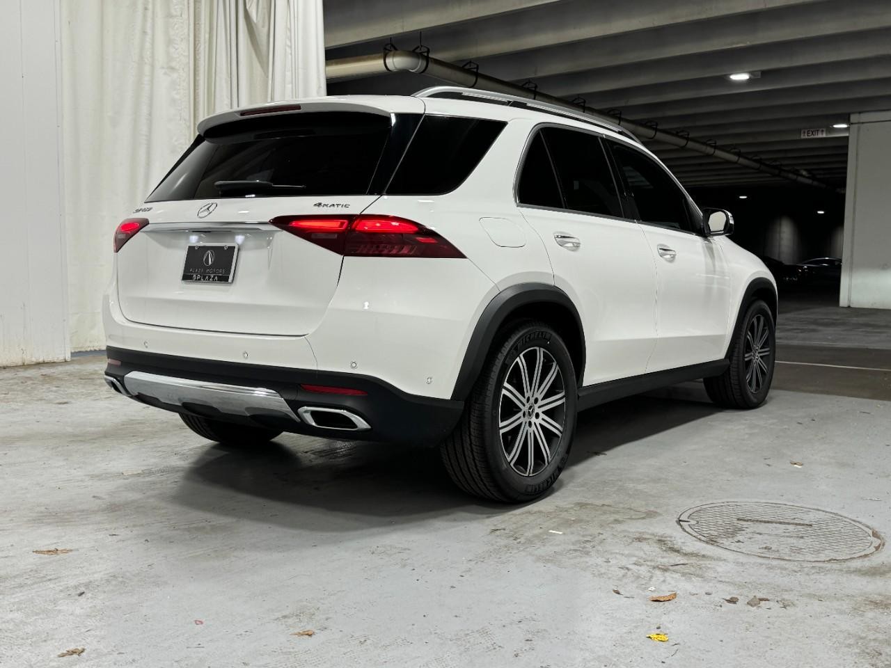 Mercedes-Benz GLE Vehicle Full-screen Gallery Image 4