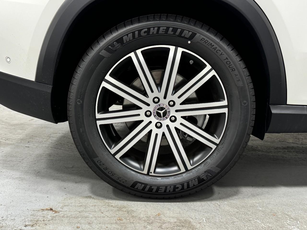 Mercedes-Benz GLE Vehicle Full-screen Gallery Image 5