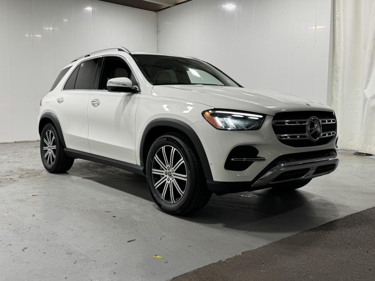 Mercedes-Benz GLE Vehicle Full-screen Gallery Image 6
