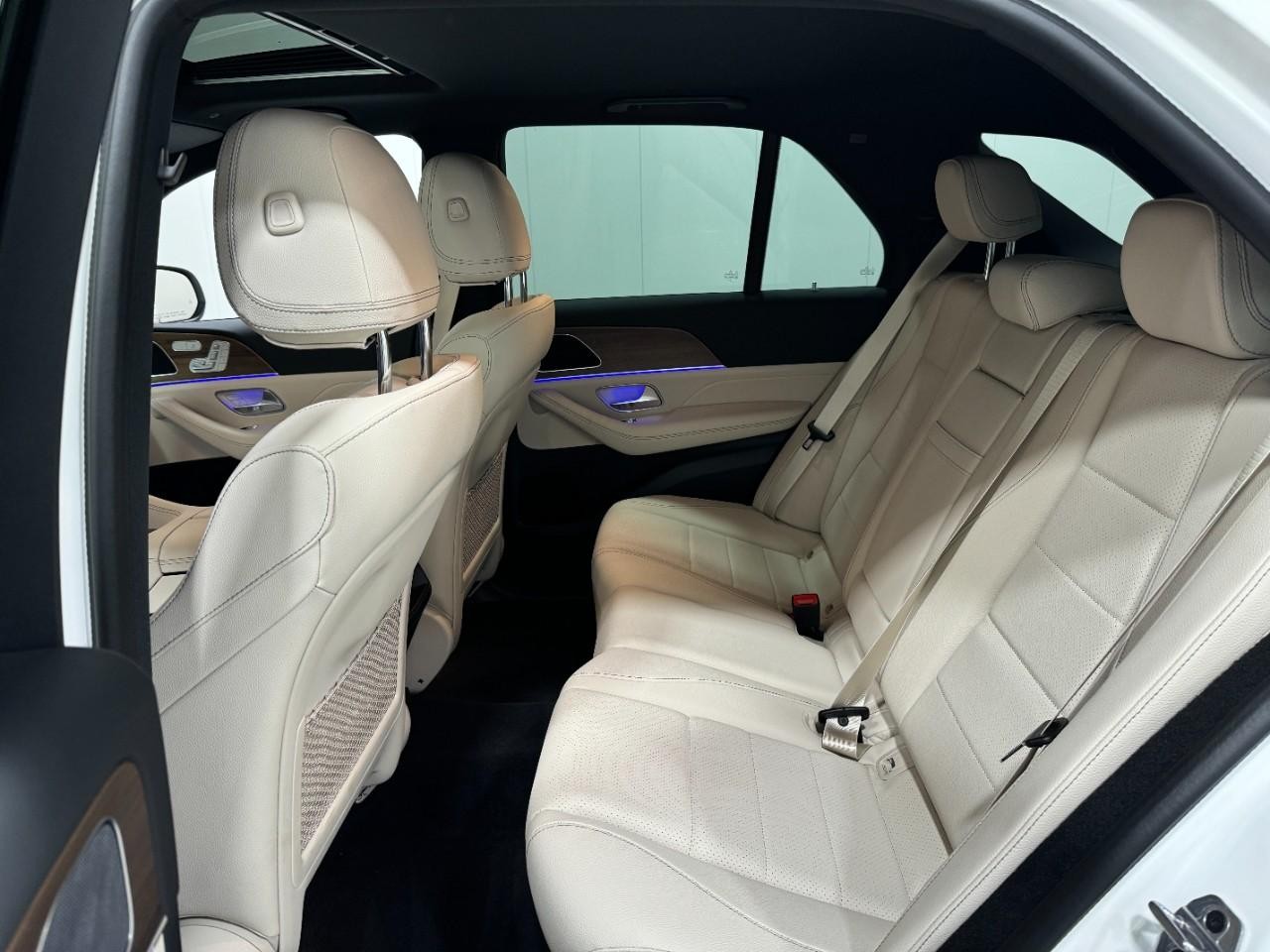 Mercedes-Benz GLE Vehicle Full-screen Gallery Image 8