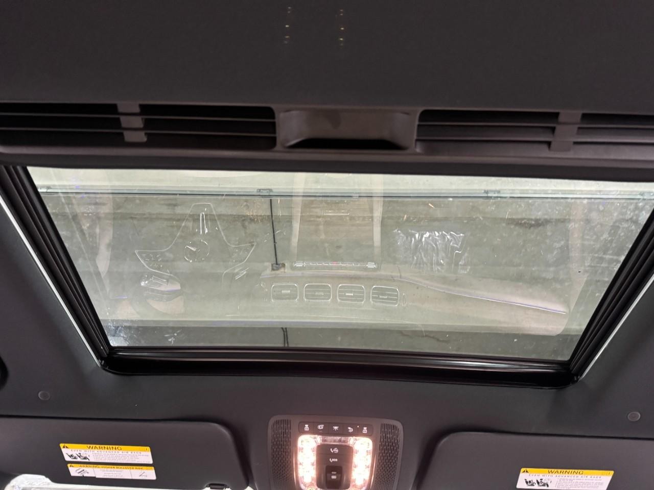 Mercedes-Benz GLE Vehicle Full-screen Gallery Image 11