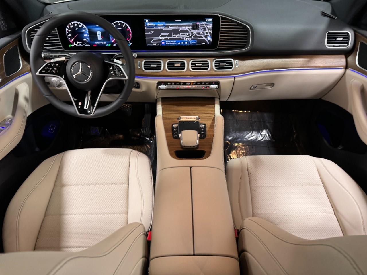 Mercedes-Benz GLE Vehicle Full-screen Gallery Image 12