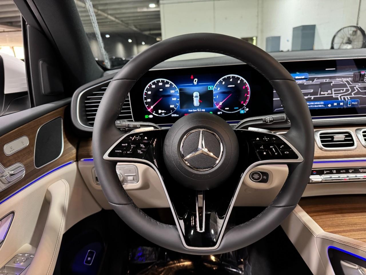 Mercedes-Benz GLE Vehicle Full-screen Gallery Image 13