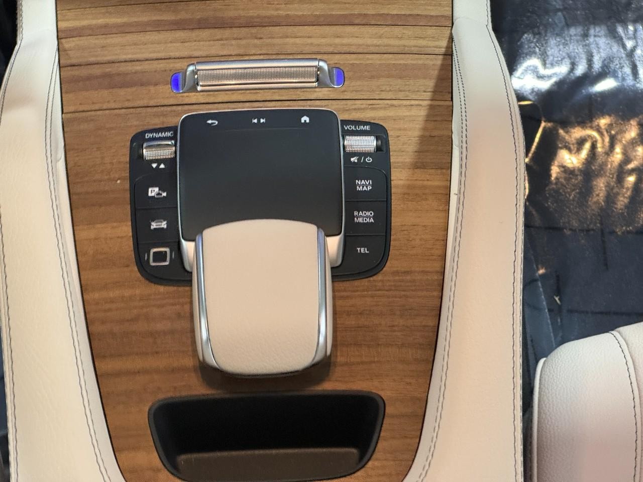 Mercedes-Benz GLE Vehicle Full-screen Gallery Image 16