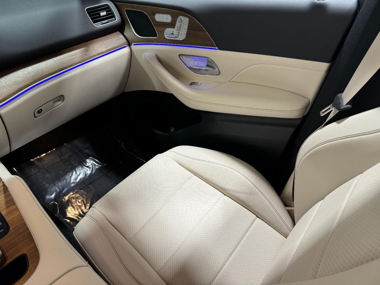 Mercedes-Benz GLE Vehicle Full-screen Gallery Image 17