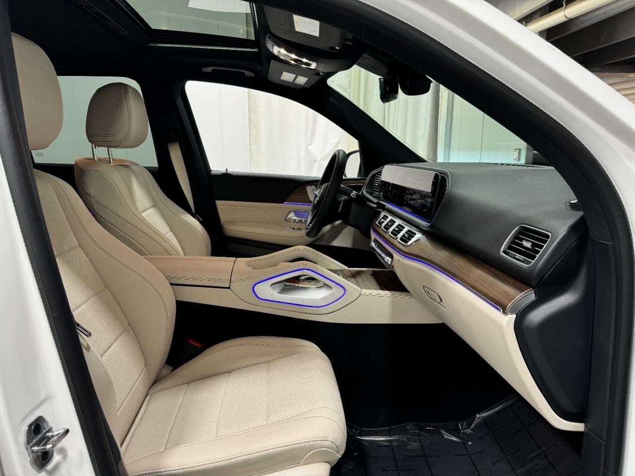 Mercedes-Benz GLE Vehicle Full-screen Gallery Image 18