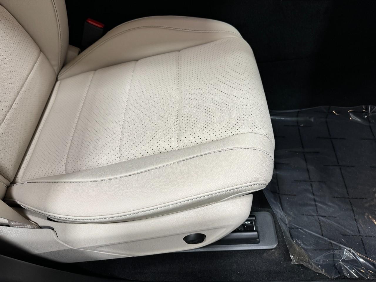 Mercedes-Benz GLE Vehicle Full-screen Gallery Image 19