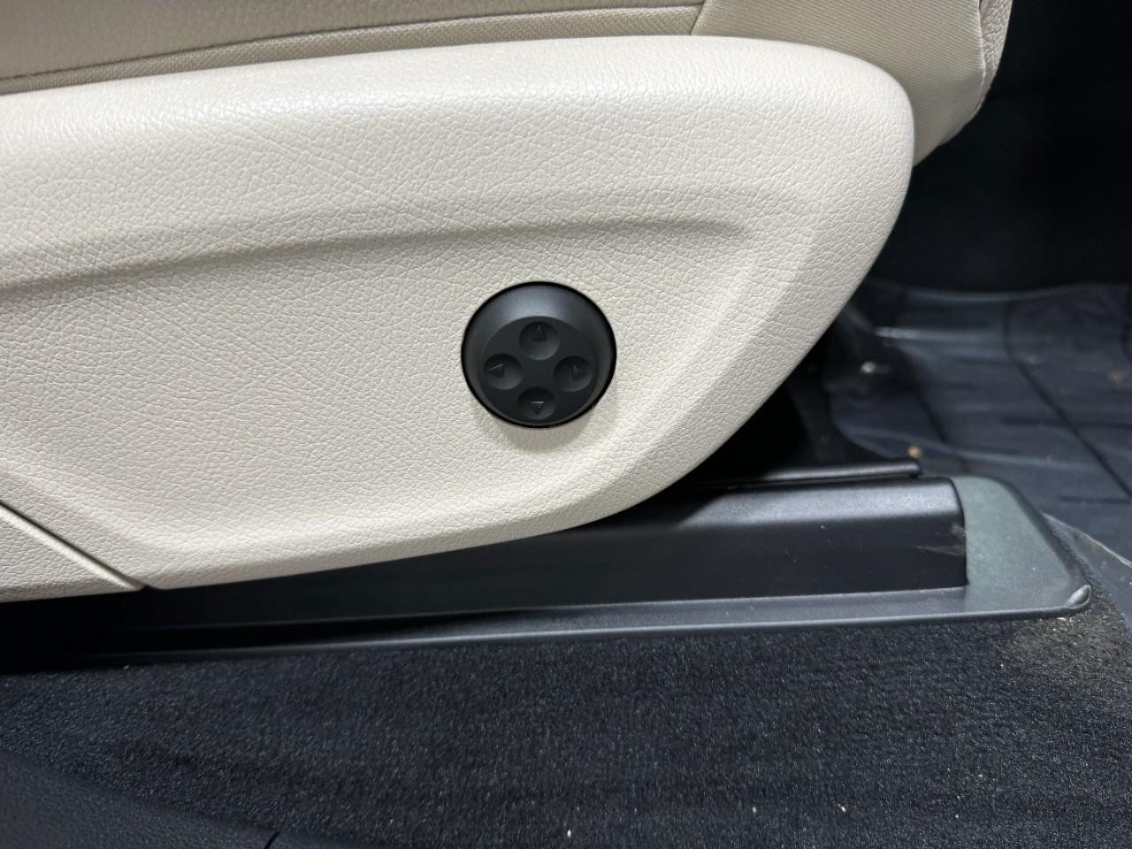 Mercedes-Benz GLE Vehicle Full-screen Gallery Image 20