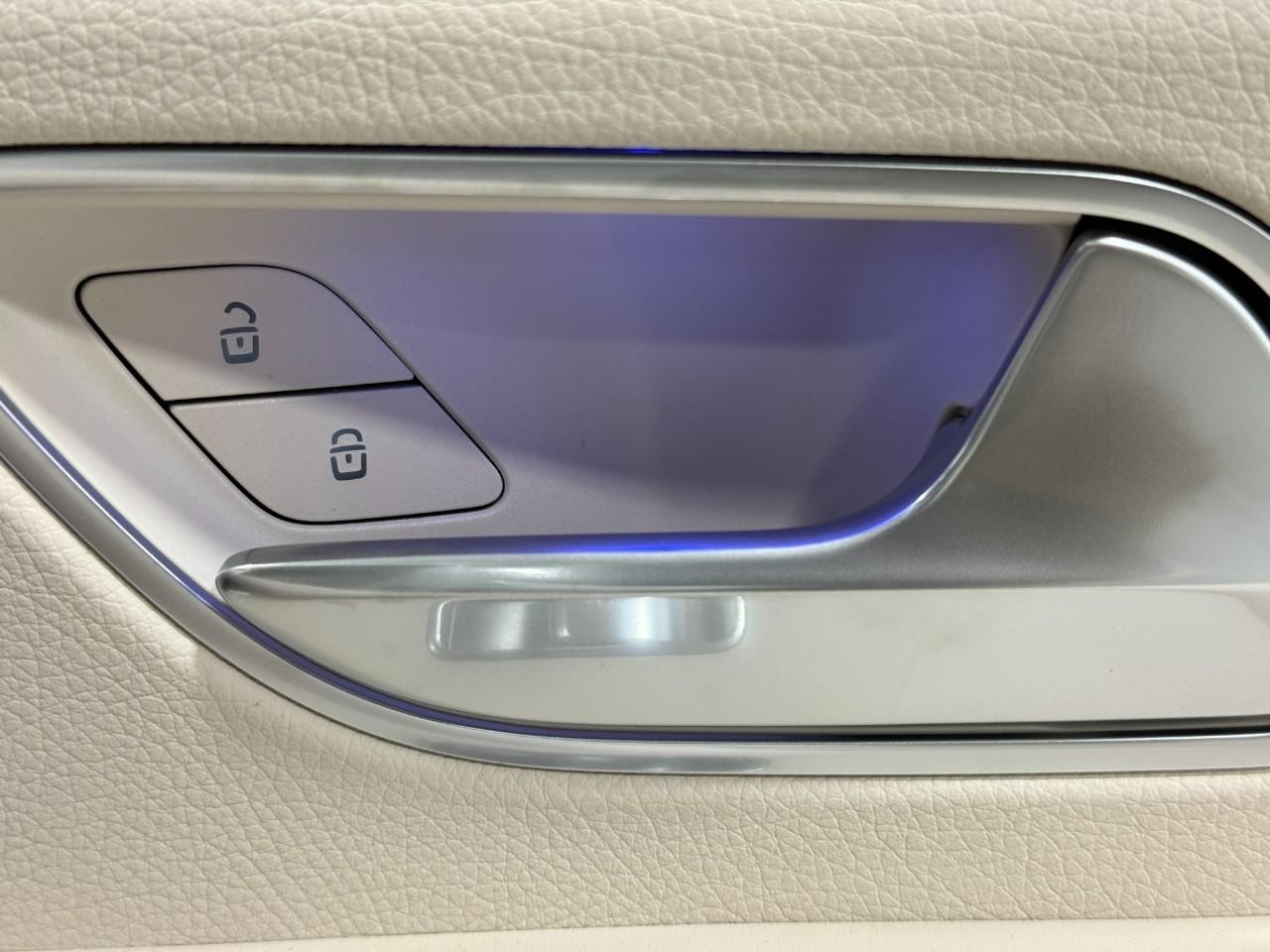 Mercedes-Benz GLE Vehicle Full-screen Gallery Image 22