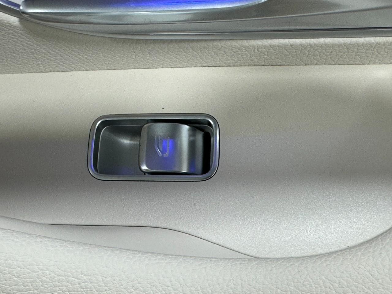 Mercedes-Benz GLE Vehicle Full-screen Gallery Image 23