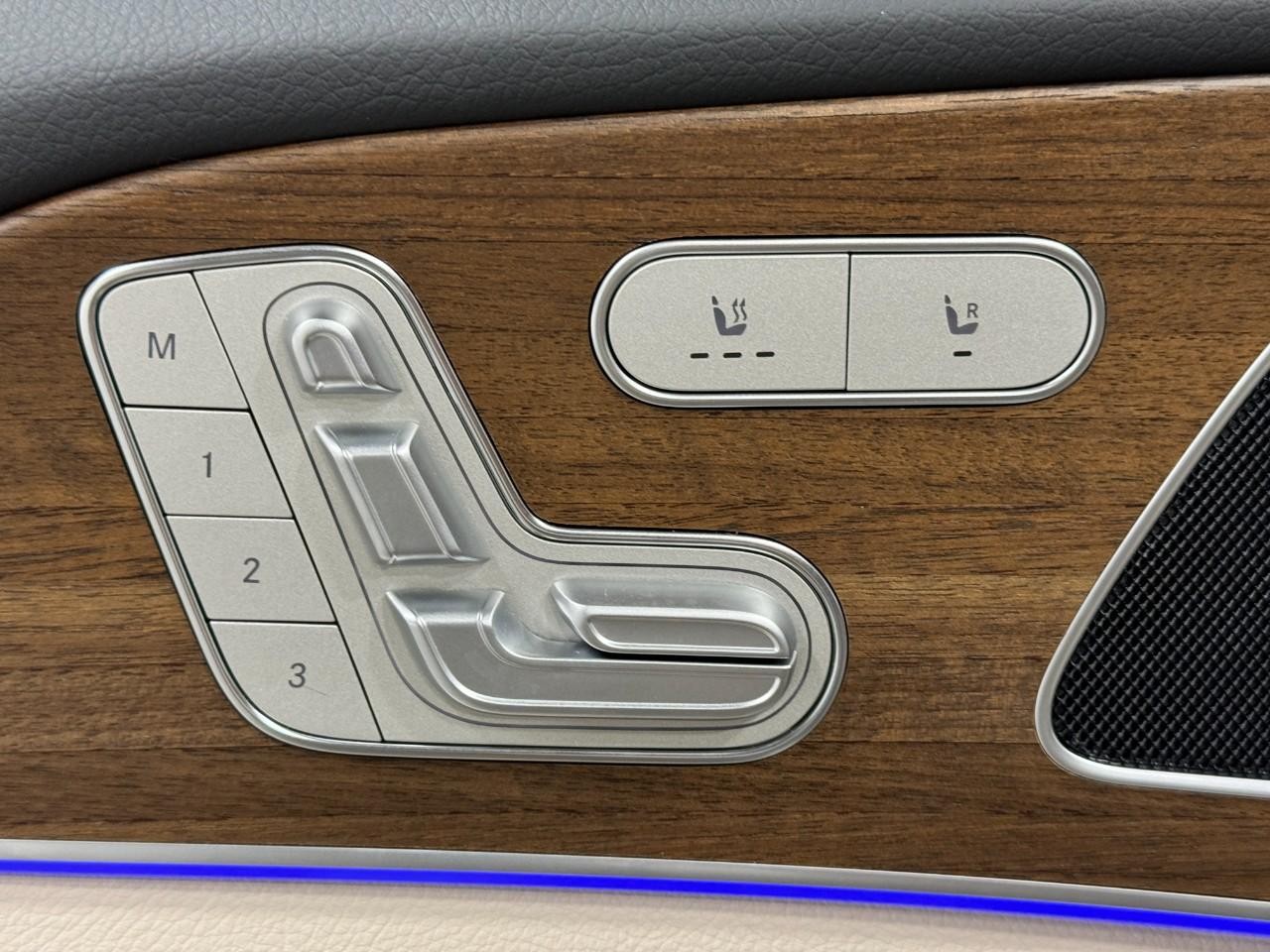 Mercedes-Benz GLE Vehicle Full-screen Gallery Image 24