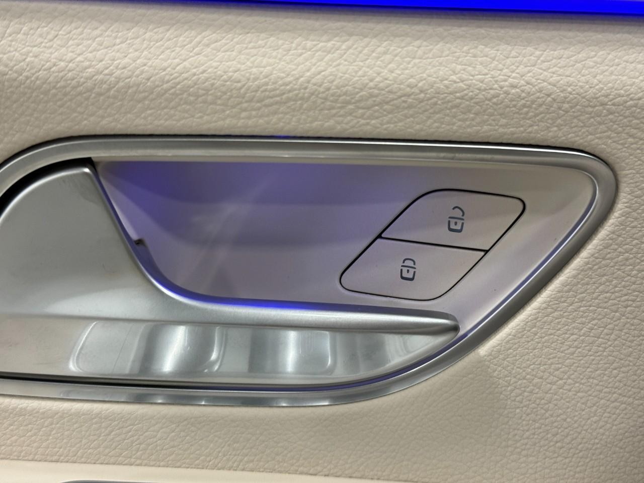 Mercedes-Benz GLE Vehicle Full-screen Gallery Image 25