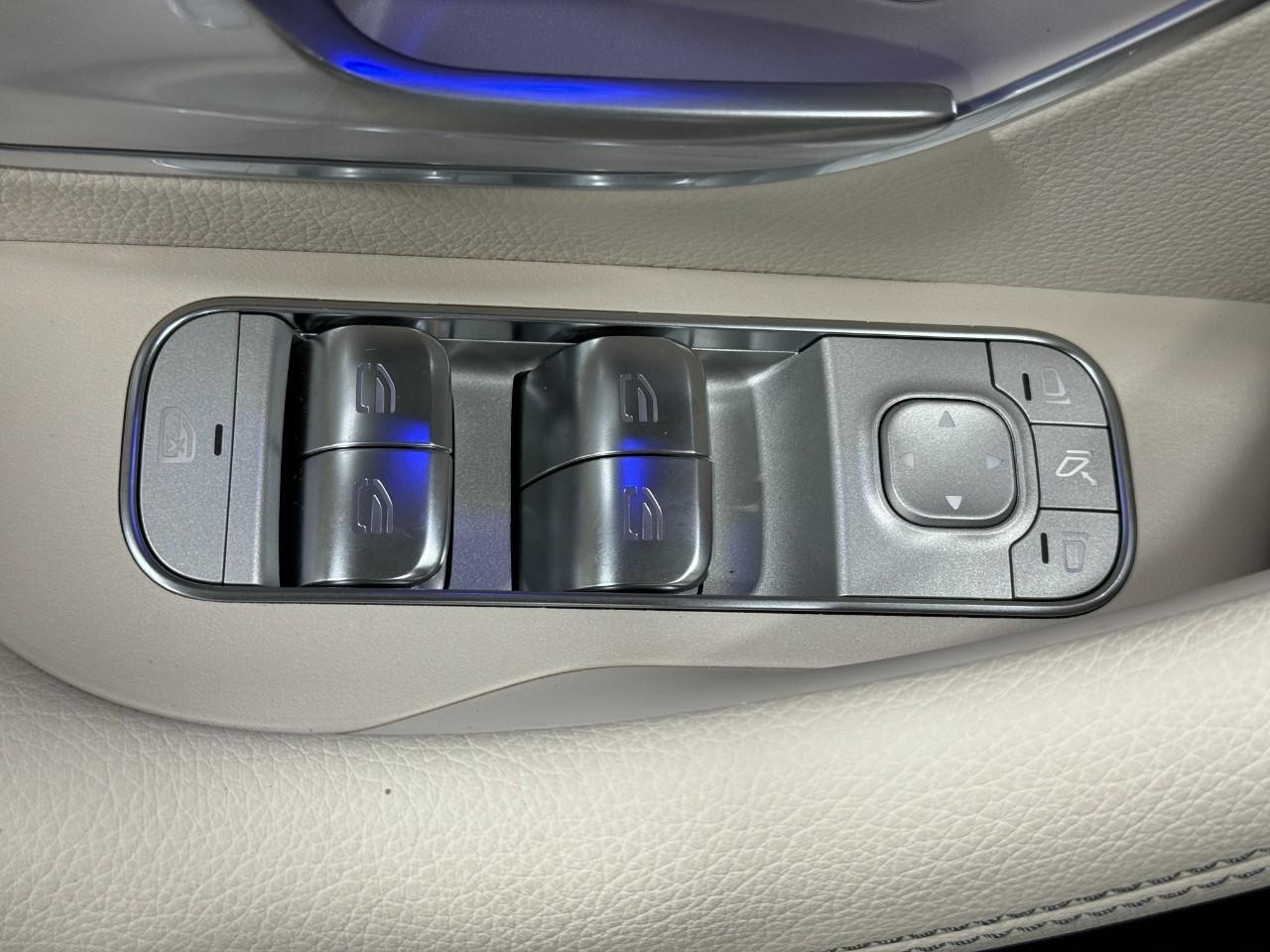 Mercedes-Benz GLE Vehicle Full-screen Gallery Image 26