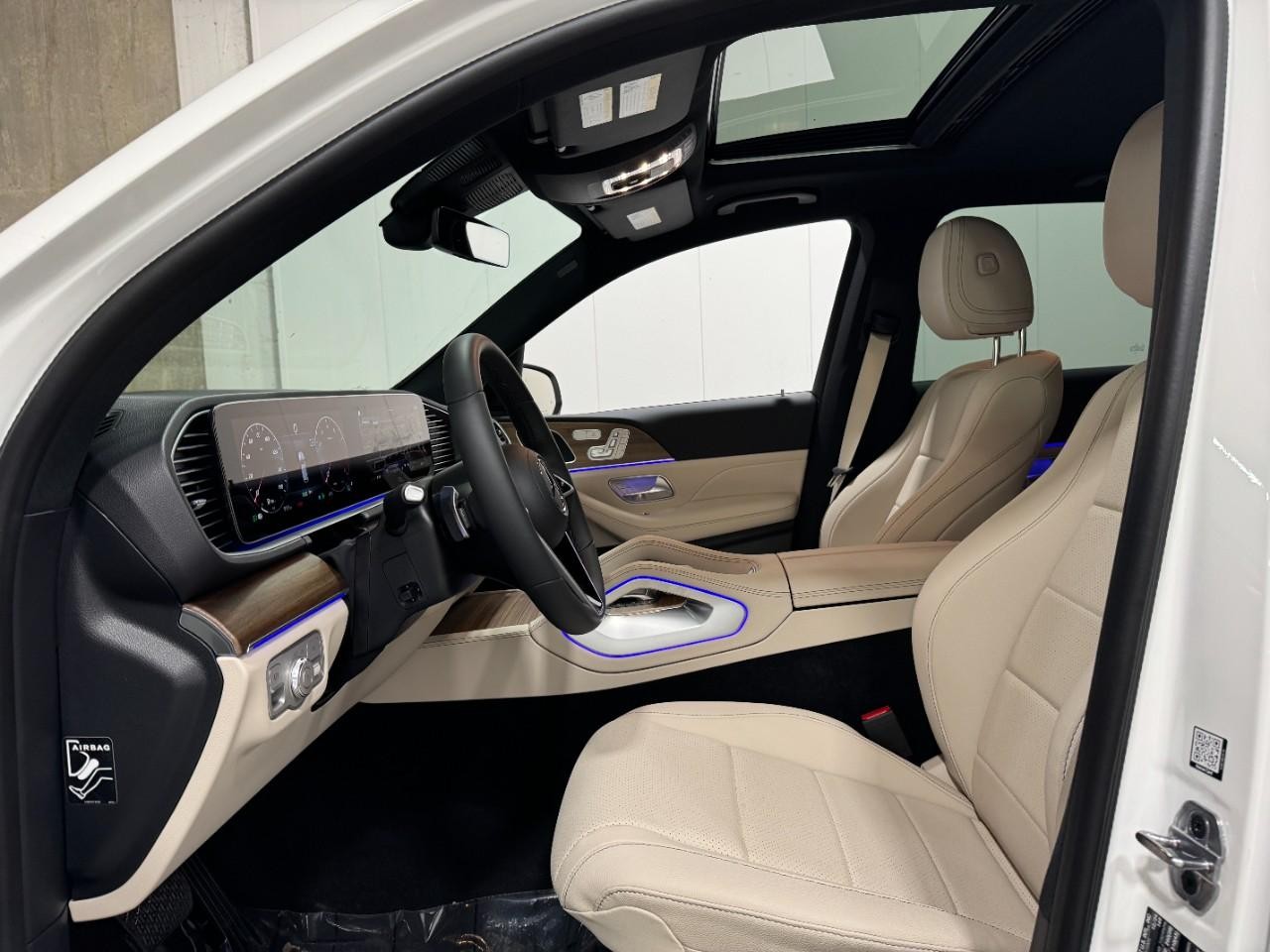 Mercedes-Benz GLE Vehicle Full-screen Gallery Image 28