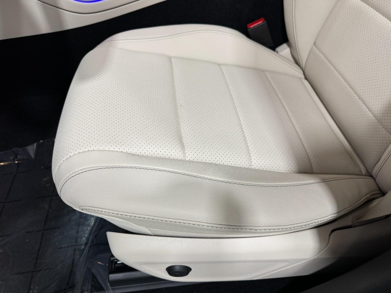 Mercedes-Benz GLE Vehicle Full-screen Gallery Image 29