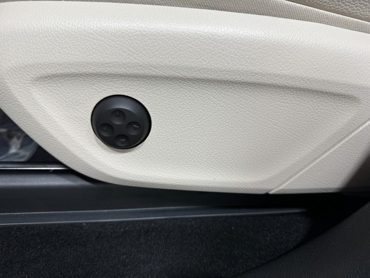 Mercedes-Benz GLE Vehicle Full-screen Gallery Image 30