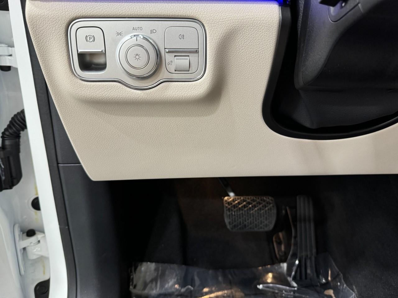 Mercedes-Benz GLE Vehicle Full-screen Gallery Image 31