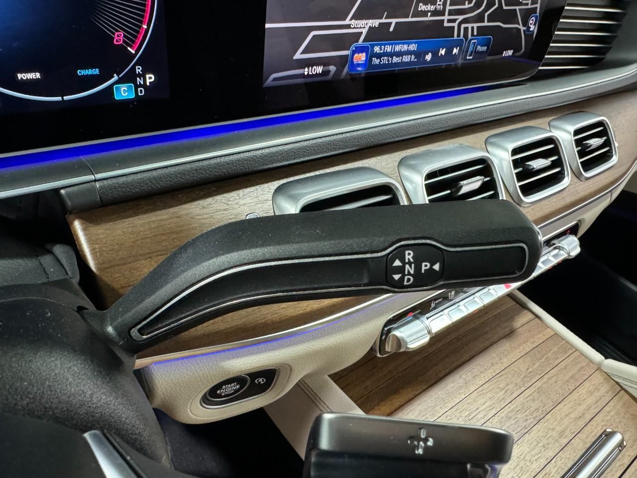 Mercedes-Benz GLE Vehicle Full-screen Gallery Image 35