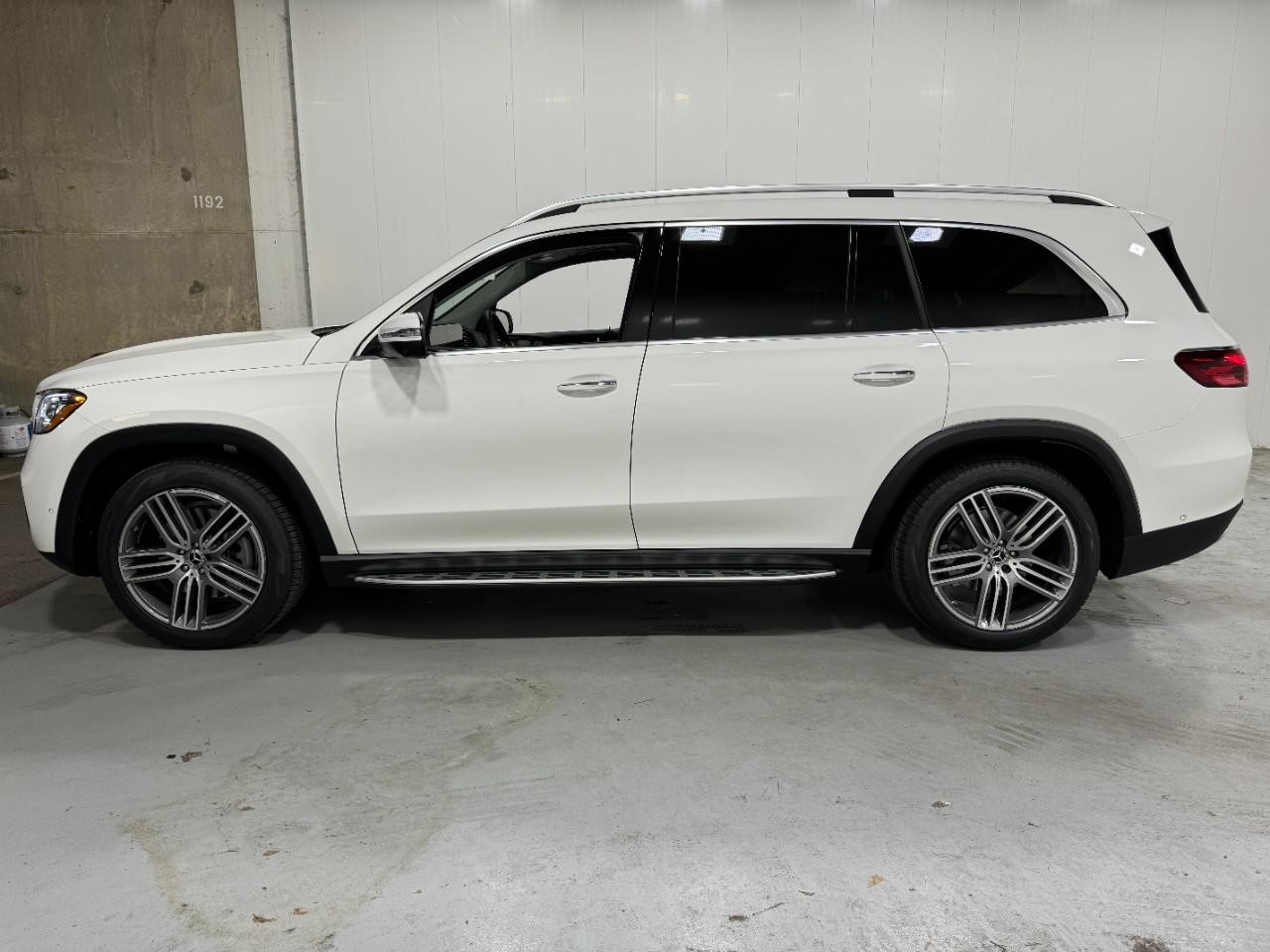 Mercedes-Benz GLS Vehicle Full-screen Gallery Image 2