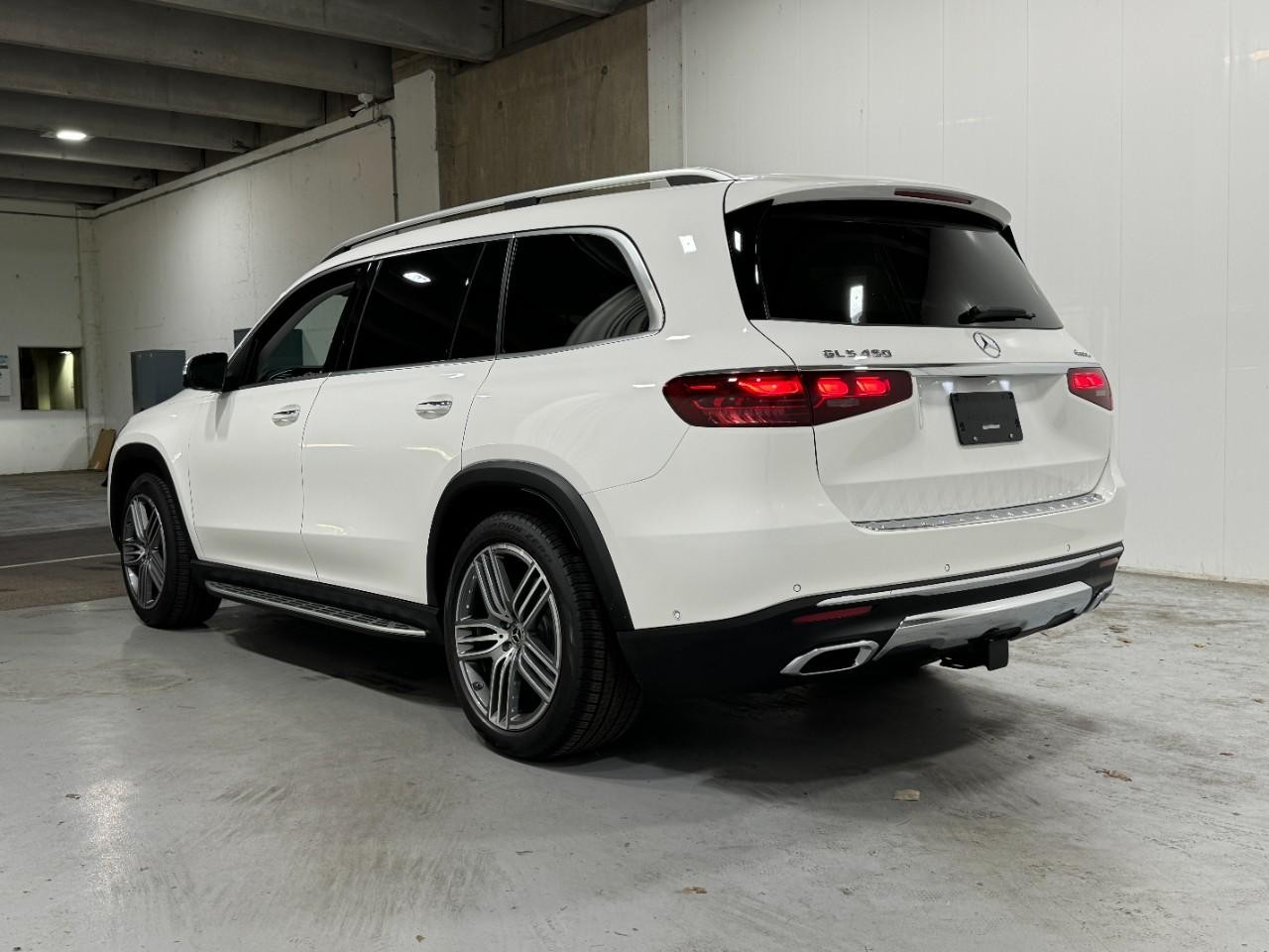 Mercedes-Benz GLS Vehicle Full-screen Gallery Image 3