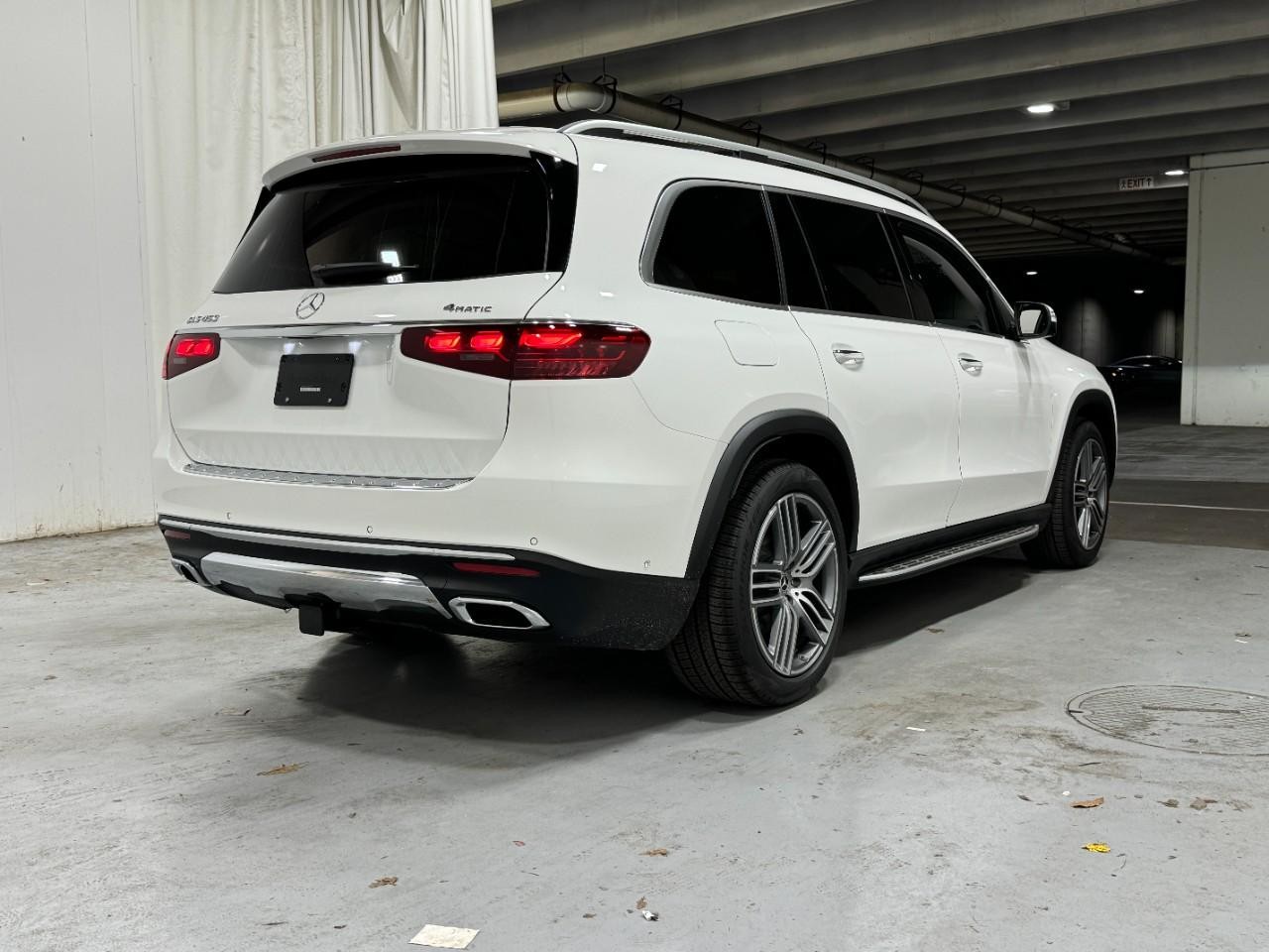 Mercedes-Benz GLS Vehicle Full-screen Gallery Image 4