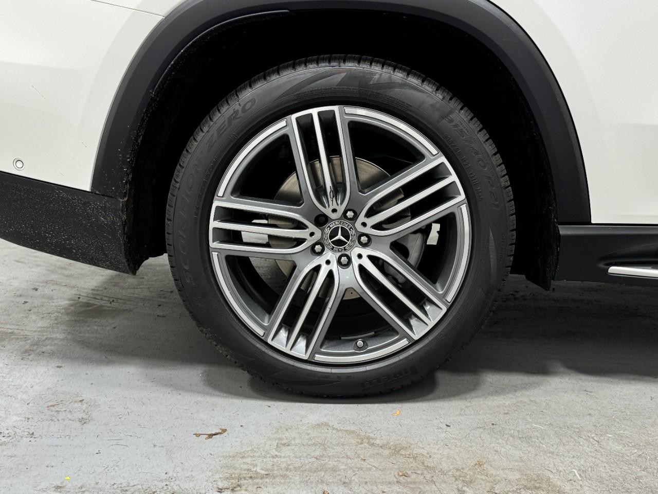 Mercedes-Benz GLS Vehicle Full-screen Gallery Image 5