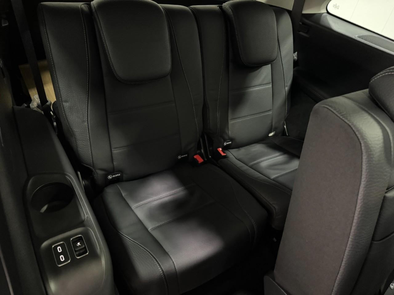 Mercedes-Benz GLS Vehicle Full-screen Gallery Image 11