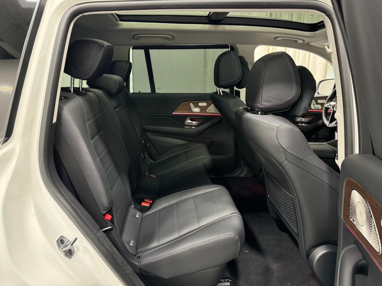 Mercedes-Benz GLS Vehicle Full-screen Gallery Image 12