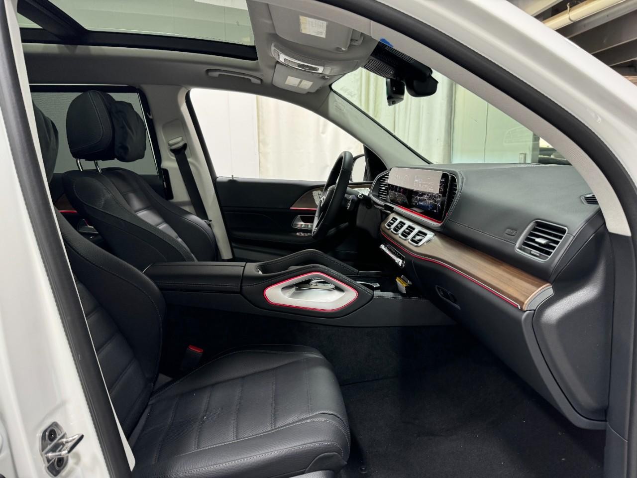 Mercedes-Benz GLS Vehicle Full-screen Gallery Image 21