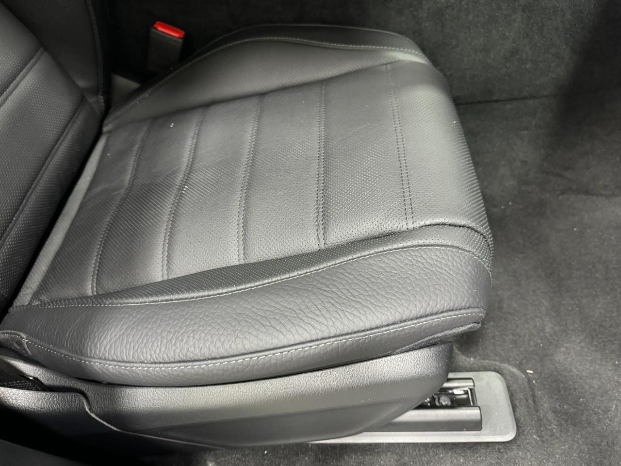 Mercedes-Benz GLS Vehicle Full-screen Gallery Image 22