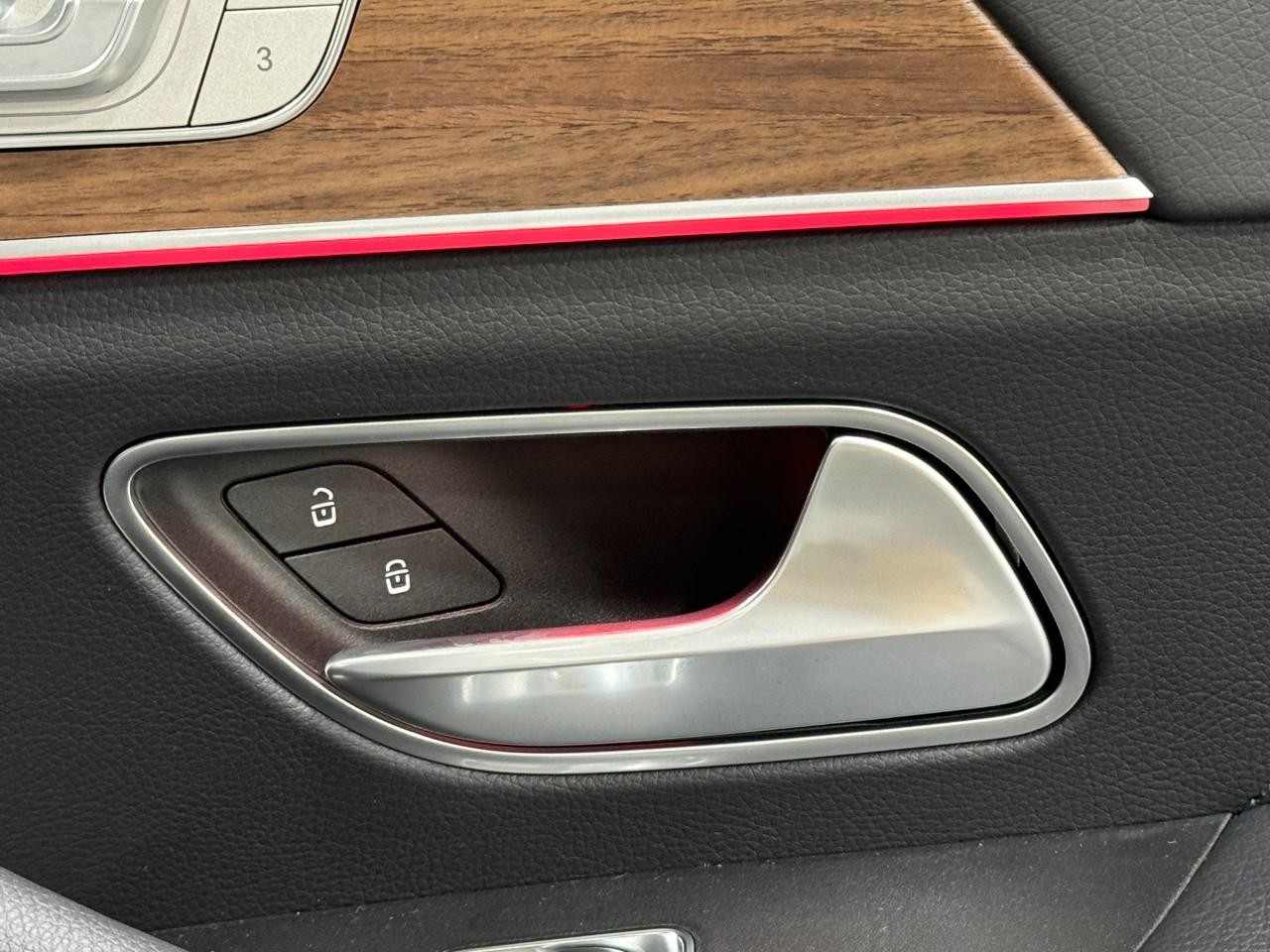 Mercedes-Benz GLS Vehicle Full-screen Gallery Image 24