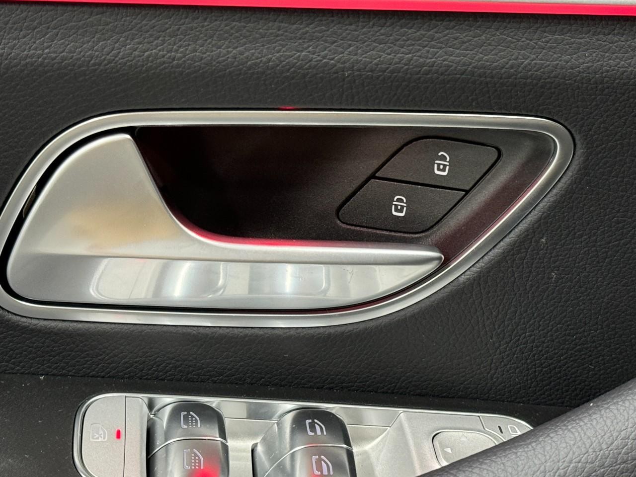 Mercedes-Benz GLS Vehicle Full-screen Gallery Image 28