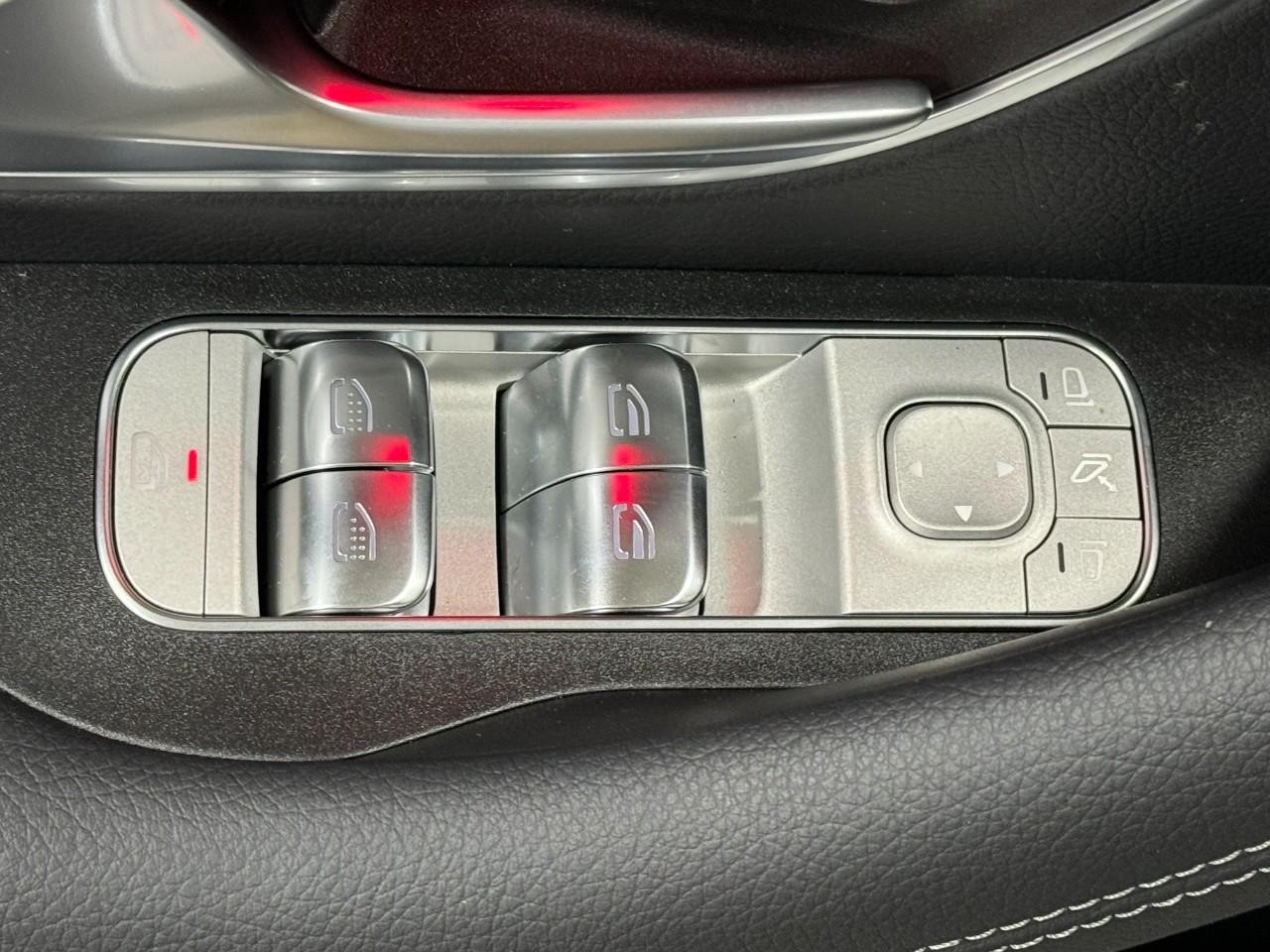 Mercedes-Benz GLS Vehicle Full-screen Gallery Image 29