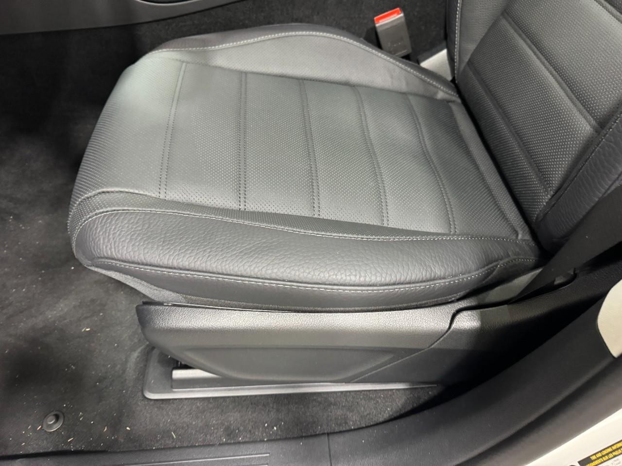 Mercedes-Benz GLS Vehicle Full-screen Gallery Image 32