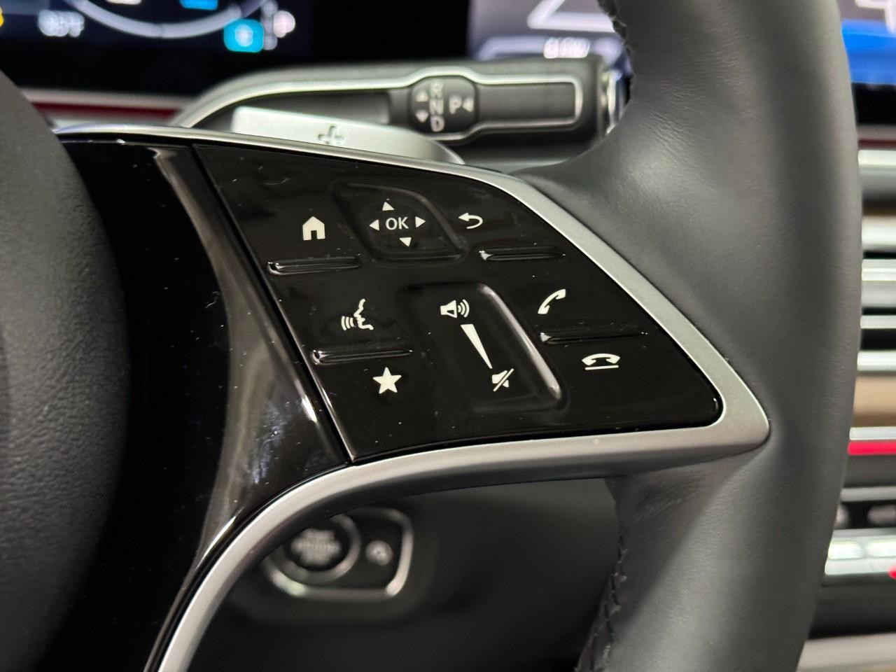 Mercedes-Benz GLS Vehicle Full-screen Gallery Image 35