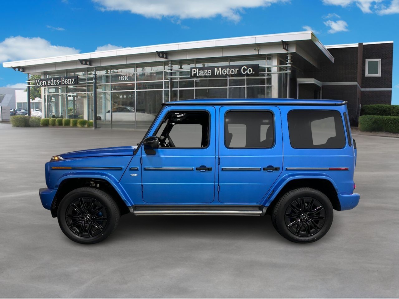 Mercedes-Benz G-Class Vehicle Full-screen Gallery Image 2