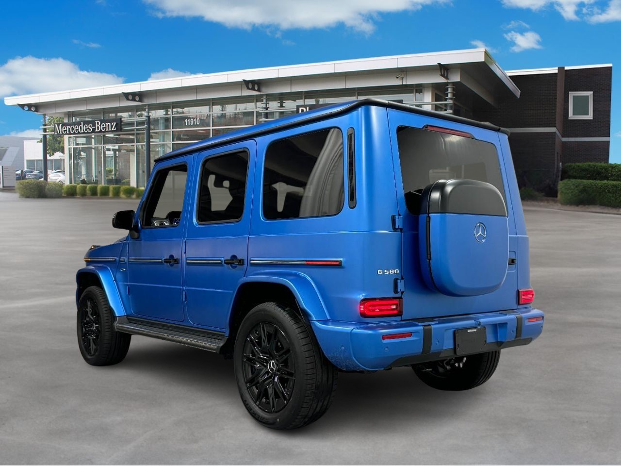 Mercedes-Benz G-Class Vehicle Full-screen Gallery Image 3