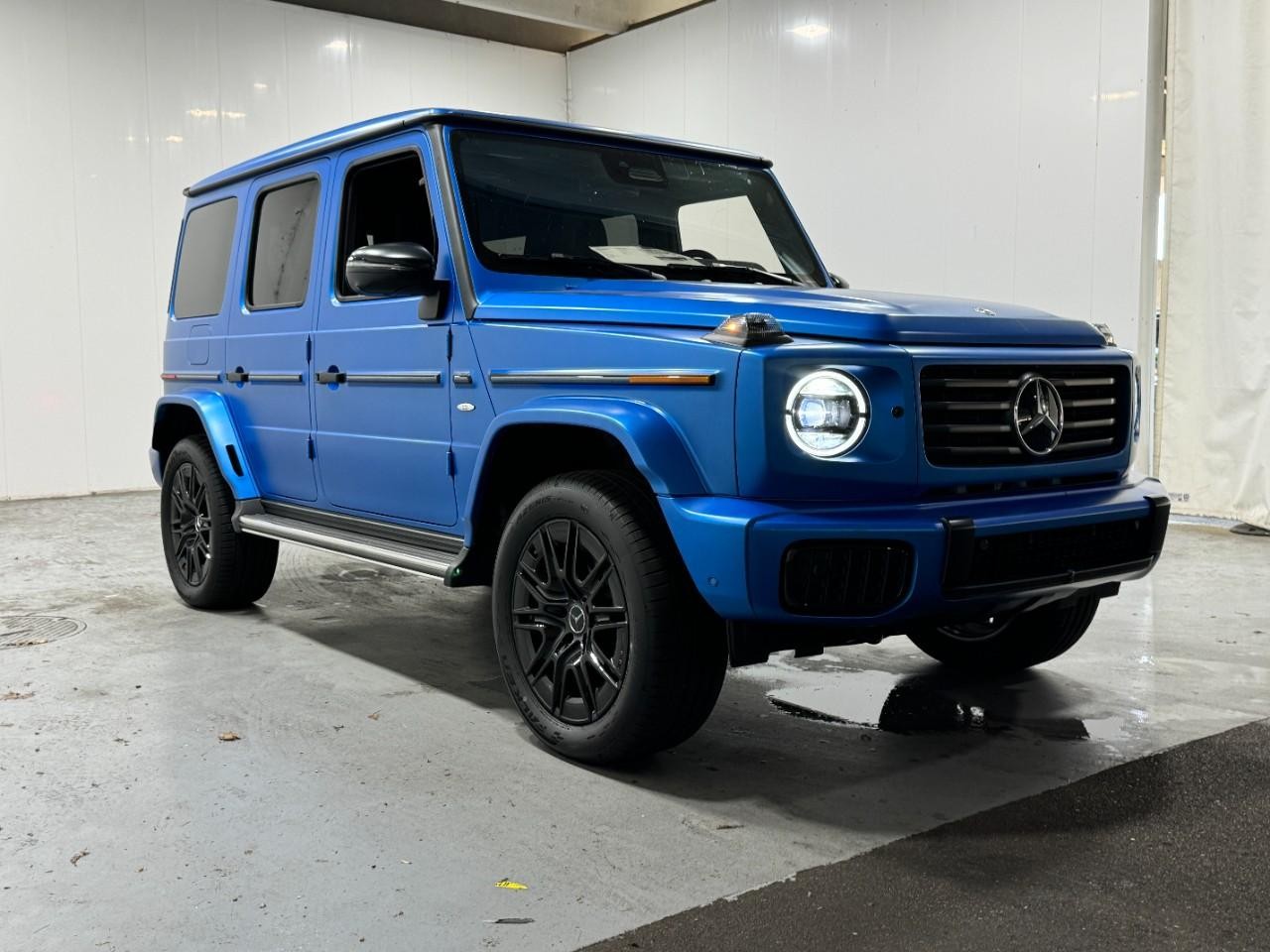 Mercedes-Benz G-Class Vehicle Full-screen Gallery Image 6
