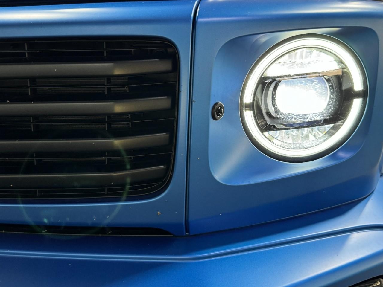 Mercedes-Benz G-Class Vehicle Full-screen Gallery Image 8